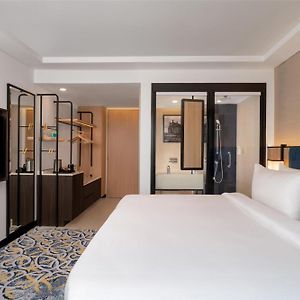 King Guest Room Runway View